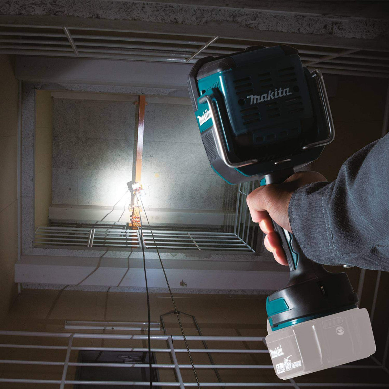 Makita MAK-DML812 18V LXT Cordless L.E.D. Flashlight / Spotlight (Light Only)