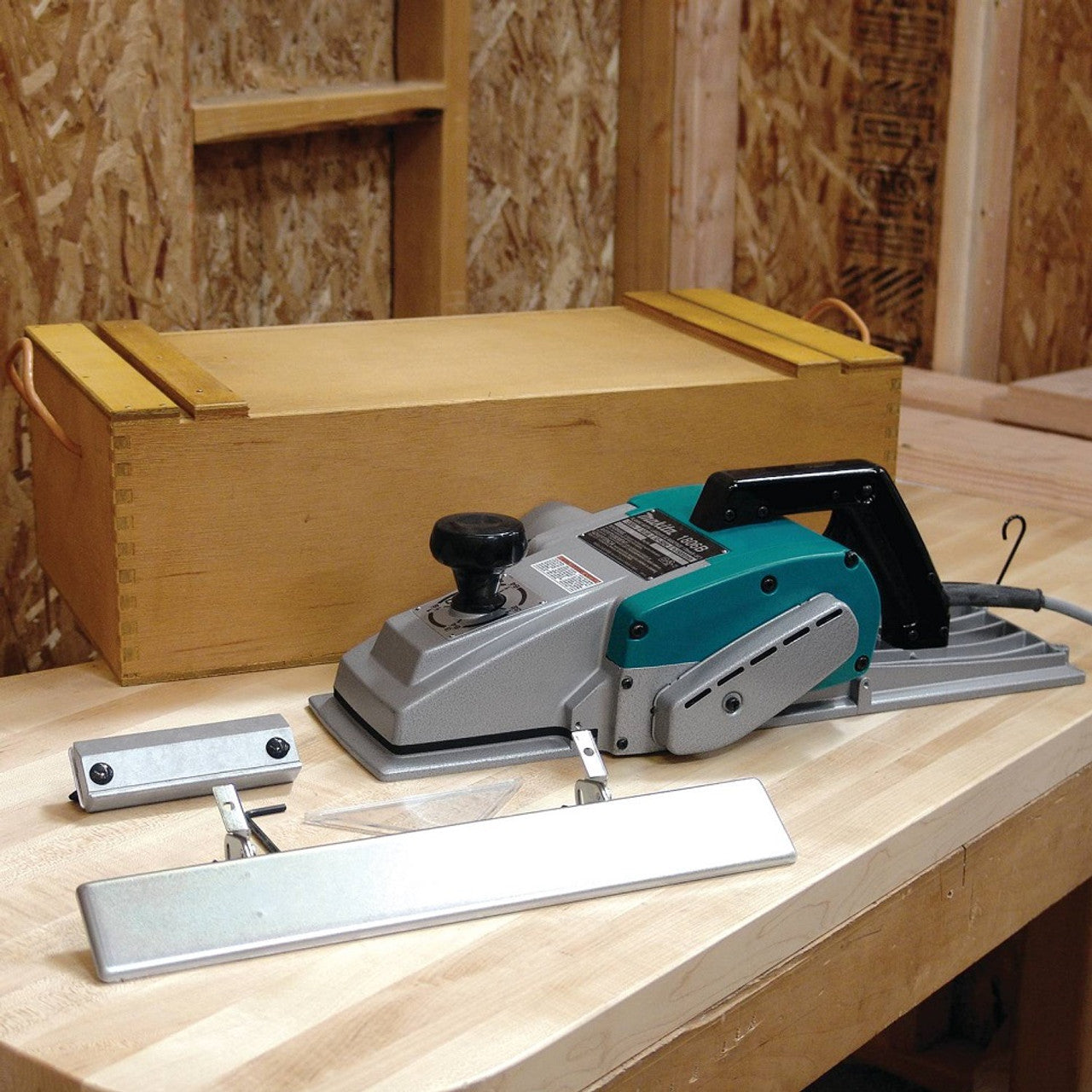 Makita MAK-1806B 6-3/4in Planer With Case