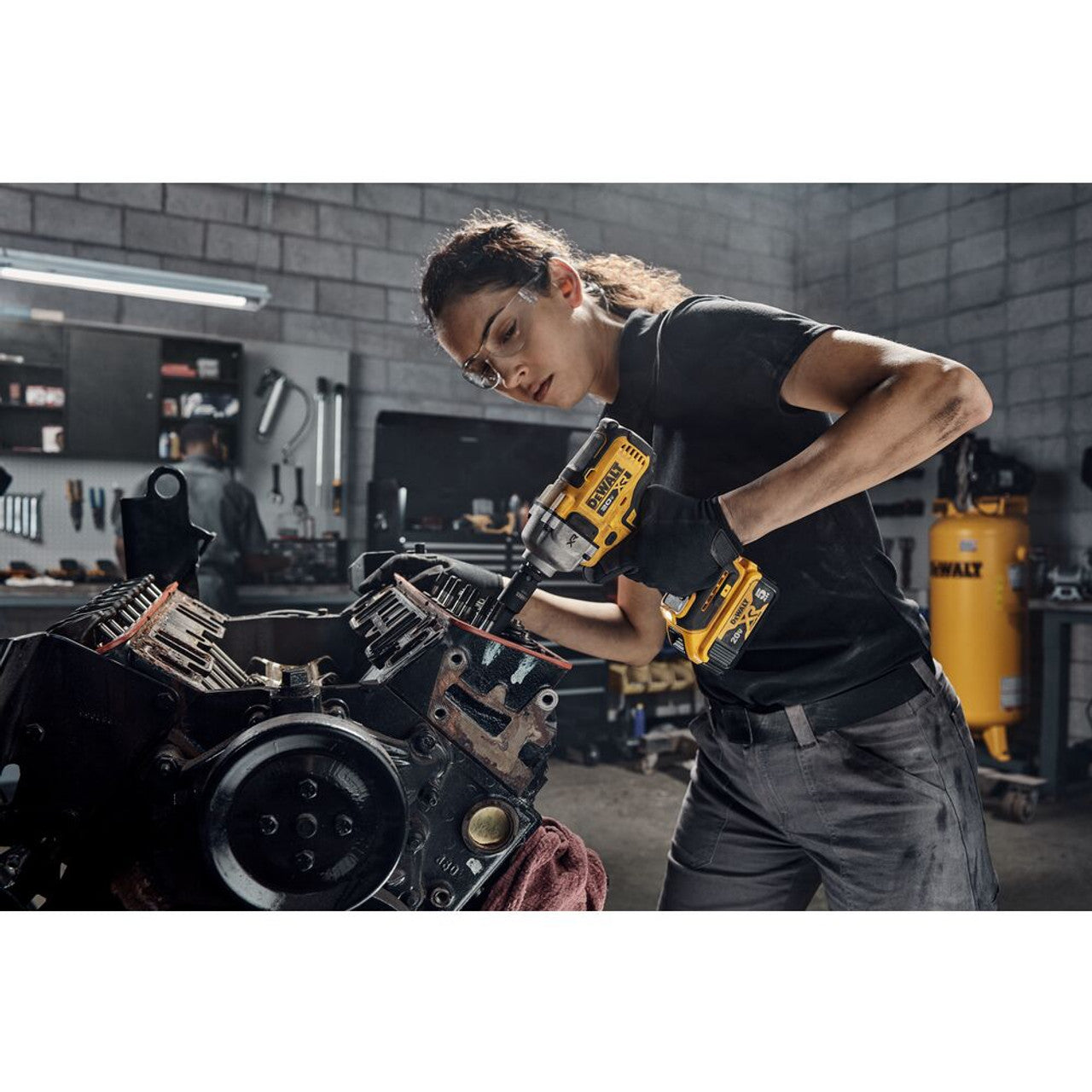 DEWALT DEW-DCF891P2 20V MAX XR 1/2in Mid-Range Impact Wrench 2x 5.0Ah Kit with Hog Ring Anvil