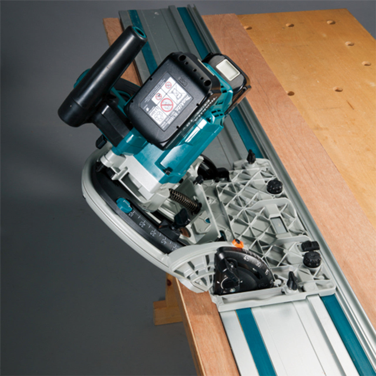 Makita MAK-DSP601ZJ 6-1/2in 18Vx2 Brushless Plunge Cut Circular Saw with AWS