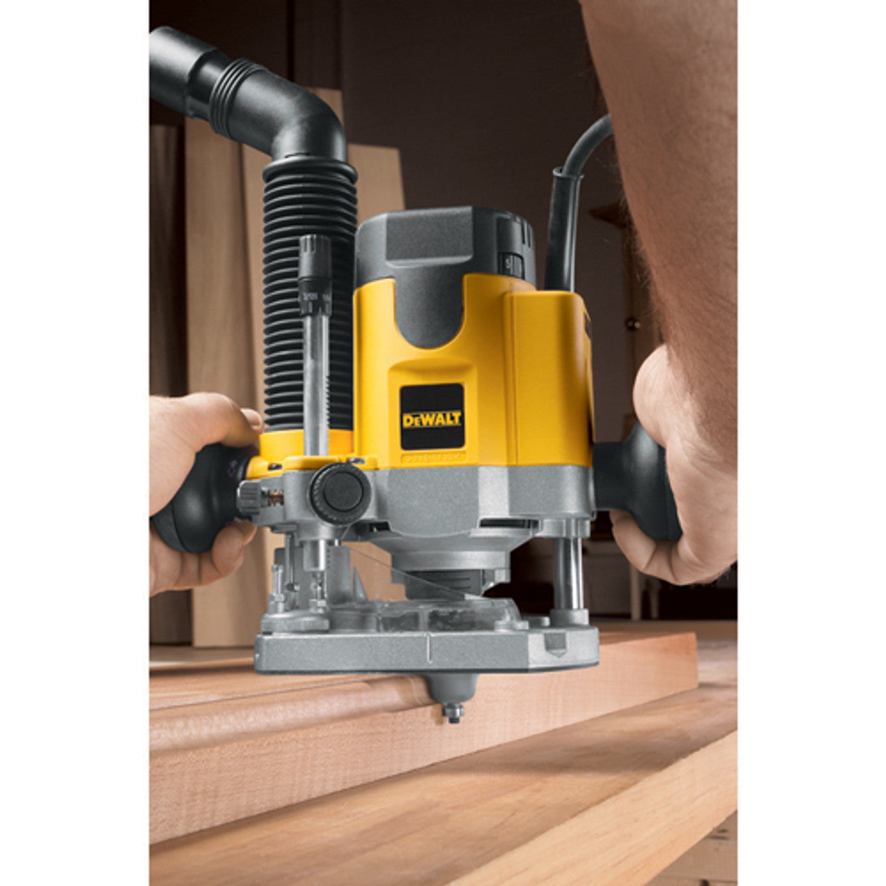 DEWALT DEW-DW621 2 HP (MAX) EVS Plunge Router