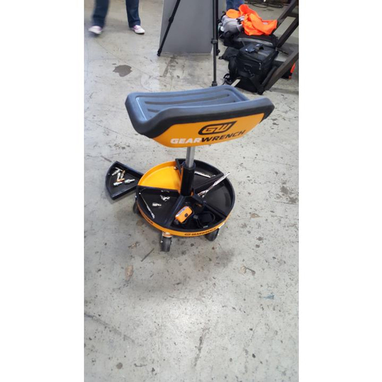 GEARWRENCH GW-86994 Adjustable Height Swivel Mechanics Seat 18in to 22in