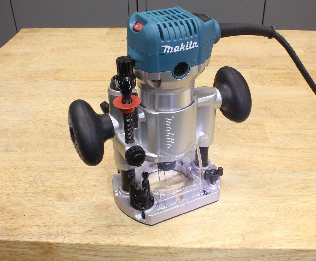 Makita MAK-RT0701C Trim Router Kit (1/4in Collet)