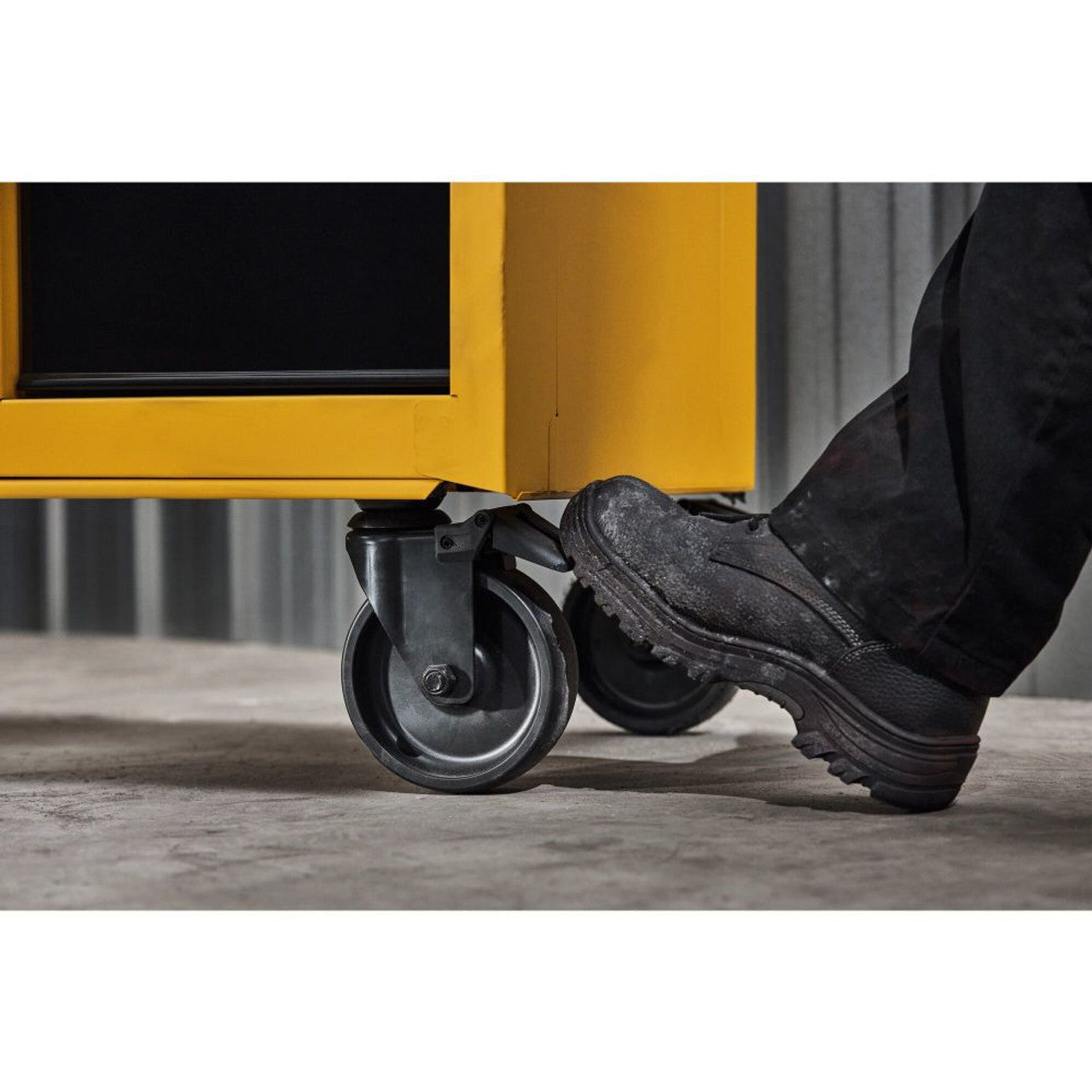 DEWALT DEW-DWST52082 52in 8-Drawer Rolling Tool Cabinet