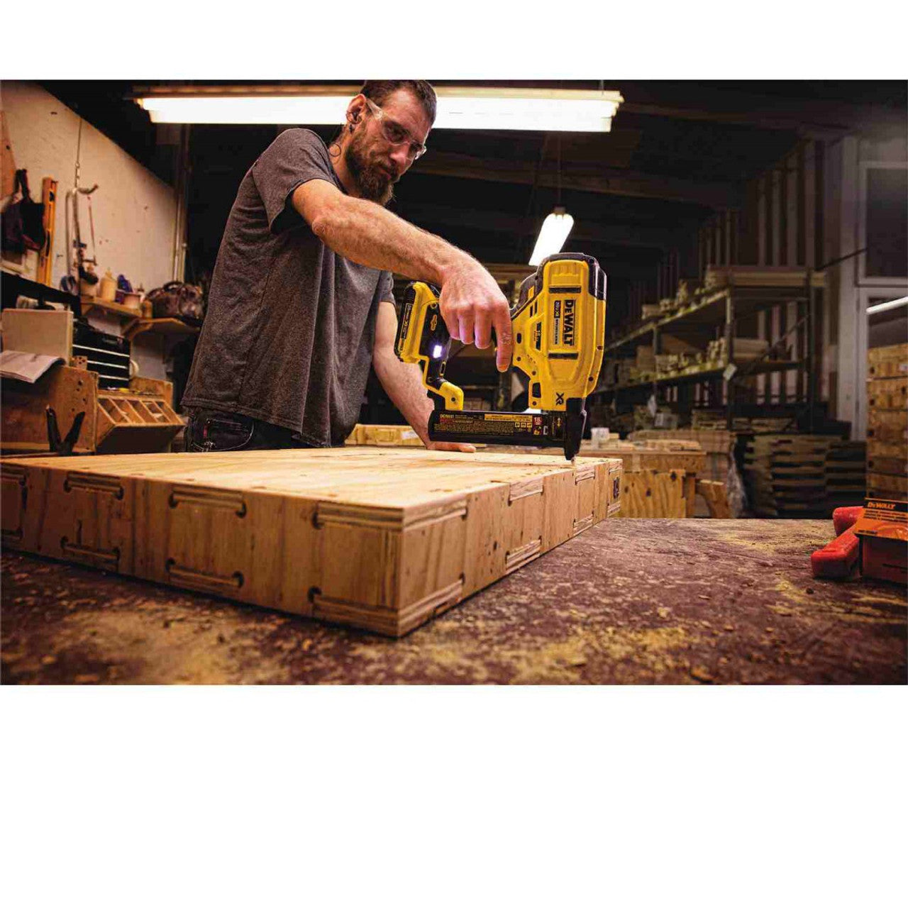 DEWALT DEW-DCN681D1 20V MAX XR 18 ga Narrow Crown Stapler Kit with 2.0Ah Battery